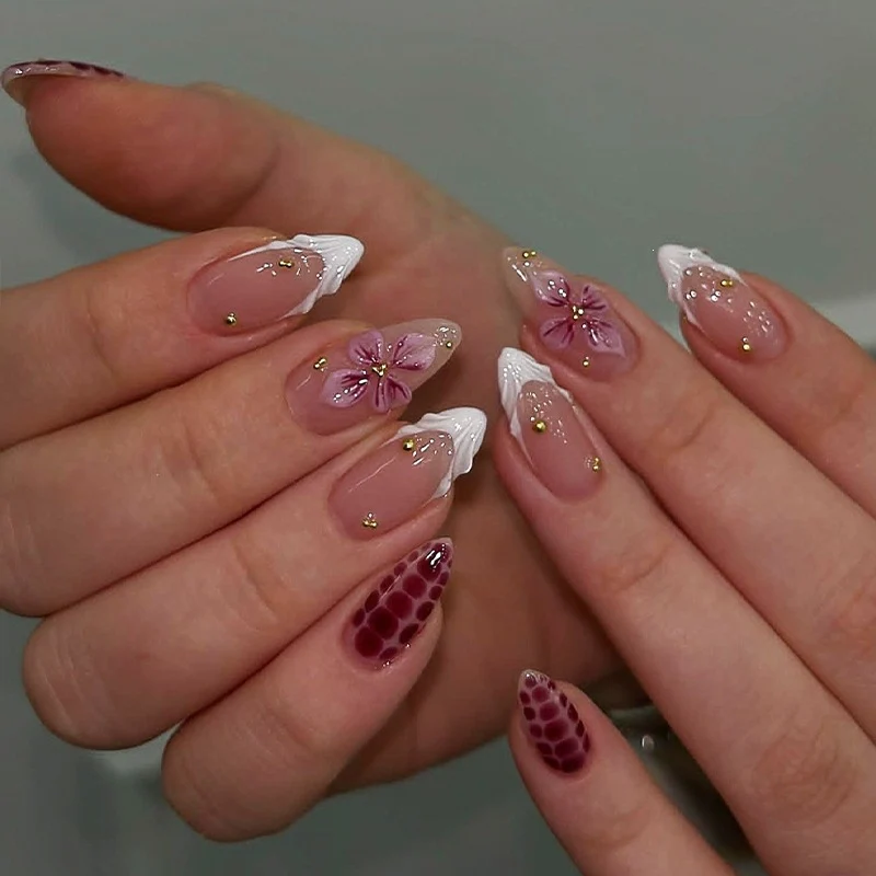 Kunstnagelset mit luxuriösen floralen 3D-Verzierungen Karnz
