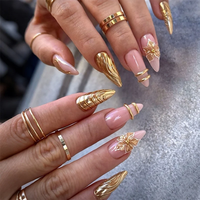 Kunstnagelset mit luxuriösen floralen 3D-Verzierungen Karnz