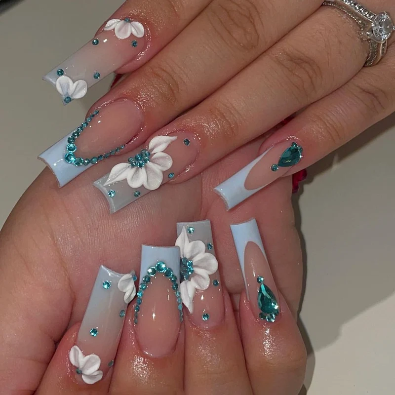Kunstnagelset mit luxuriösen Dekorationen und zartem Ombre-Effekt Karnz