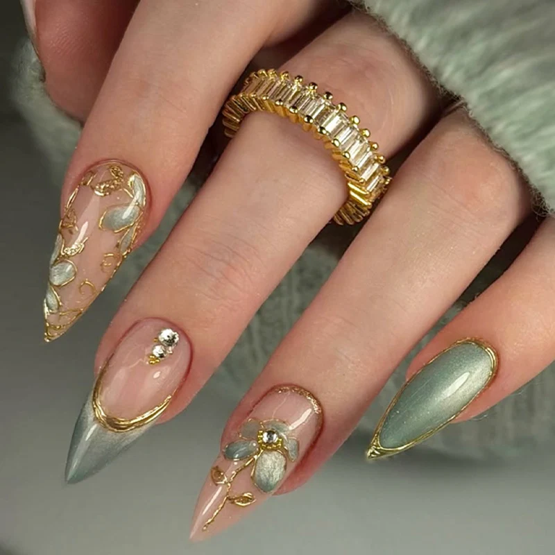 Kunstnagelset mit luxuriösen Blütenapplikationen und Glitzerakzenten Karnz