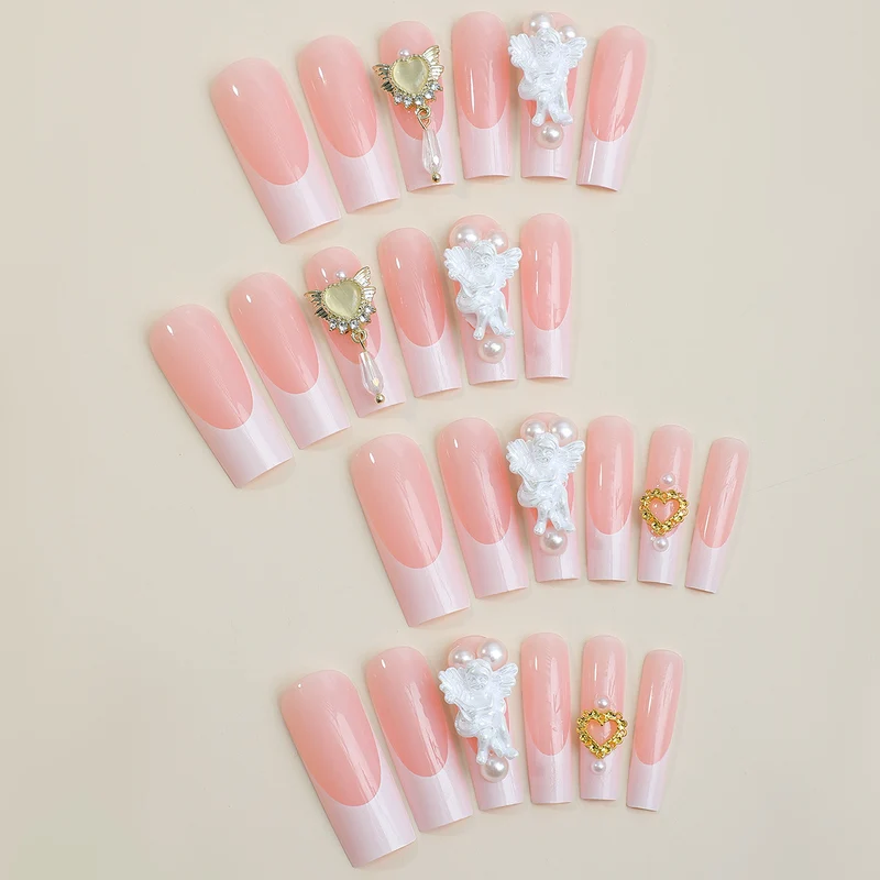 Kunstnagelset mit luxuriösen Blüten- und Perlverzierungen Karnz