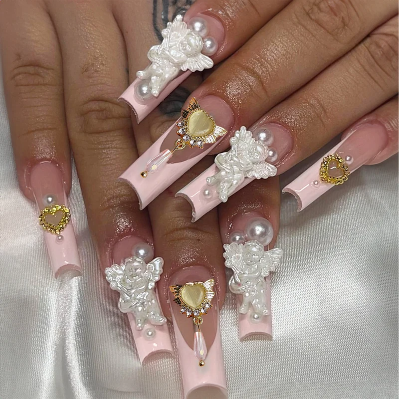 Kunstnagelset mit luxuriösen Blüten- und Perlverzierungen Karnz