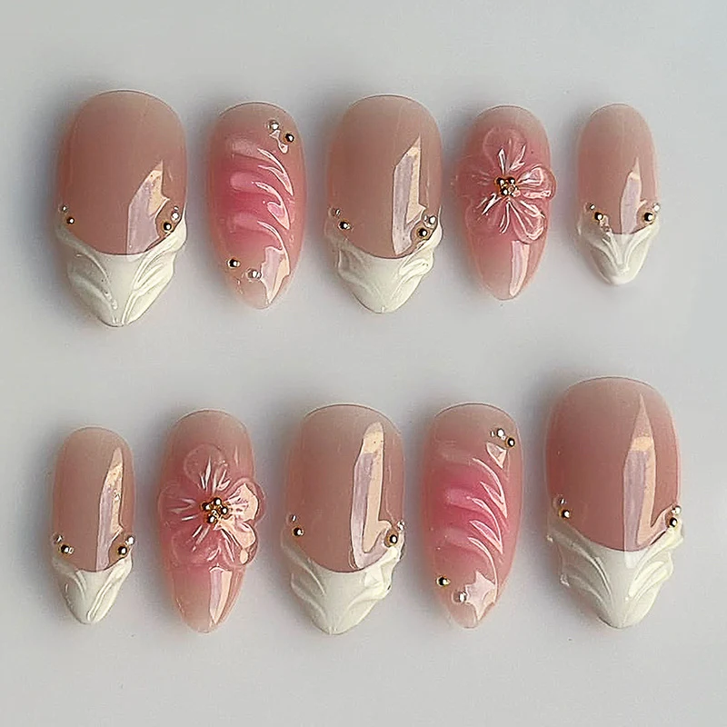 Kunstnagelset mit luxuriösen Blüten- und Glitzerakzenten Karnz