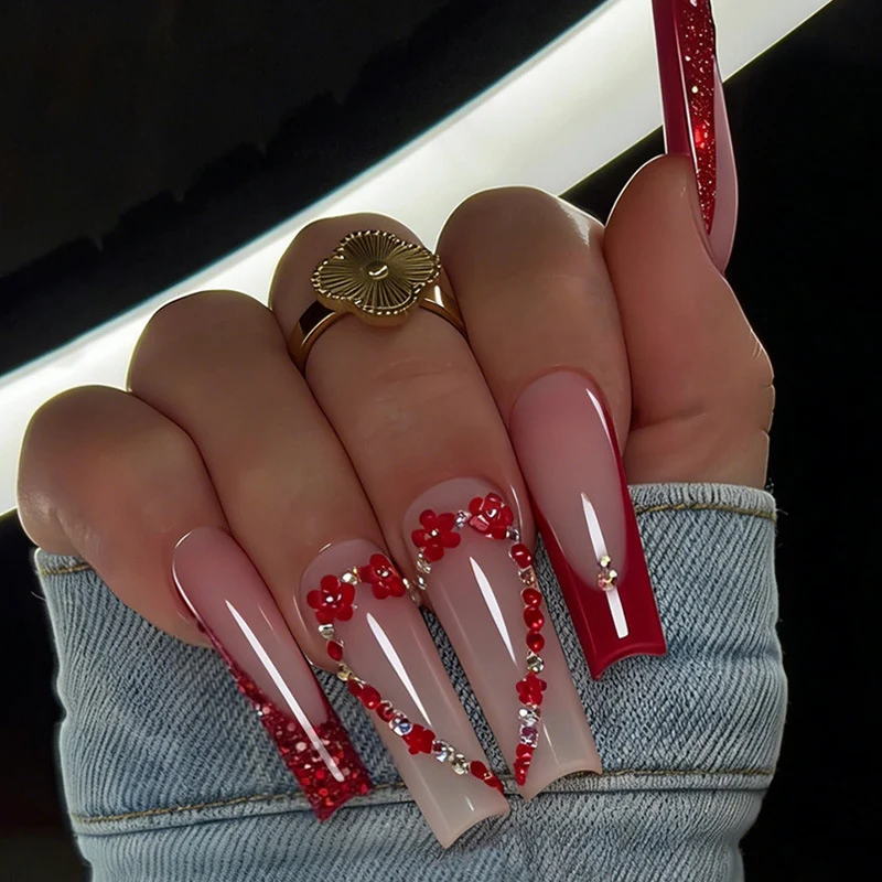 Kunstnagelset mit luxuriösen Akzenten und eleganten Designs Karnz