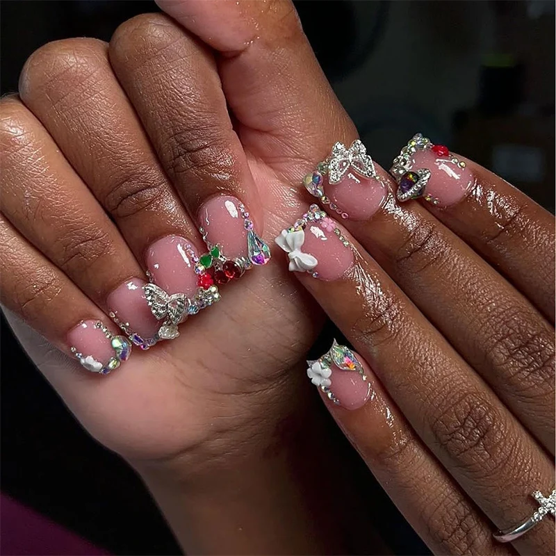 Kunstnagelset mit luxuriösen Akzenten Karnz