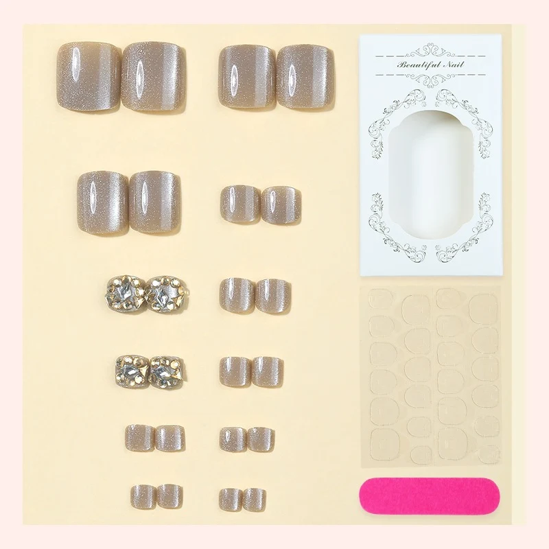 Kunstnagelset mit luxuriösen 3D-Verzierungen und eleganten Stilelementen Karnz