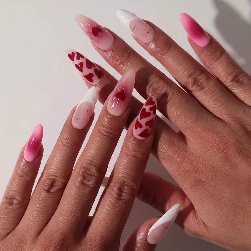 Kunstnagelset mit luxuriösem Ombre-Design und kreativen Herzmotiven Karnz