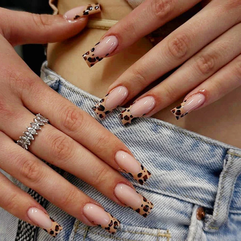 Kunstnagelset mit luxuriösem Leopardenmuster Karnz