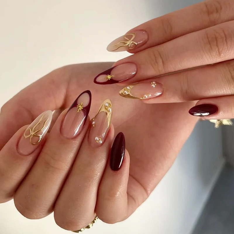 Kunstnagelset mit luxuriösem Hochglanz-Design und kreativen Akzenten Karnz