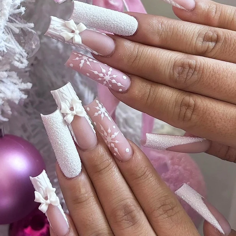 Kunstnagelset mit luxuriösem Glitzer- und floralen Akzenten Karnz