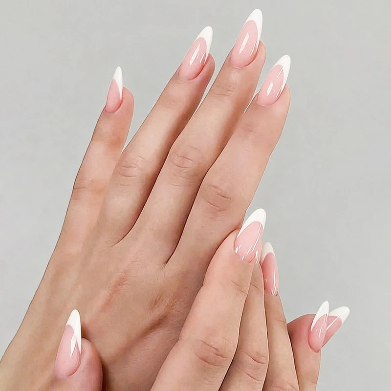 Kunstnagelset mit luxuriösem Farbverlauf und elegantem Spitzenakzent Karnz