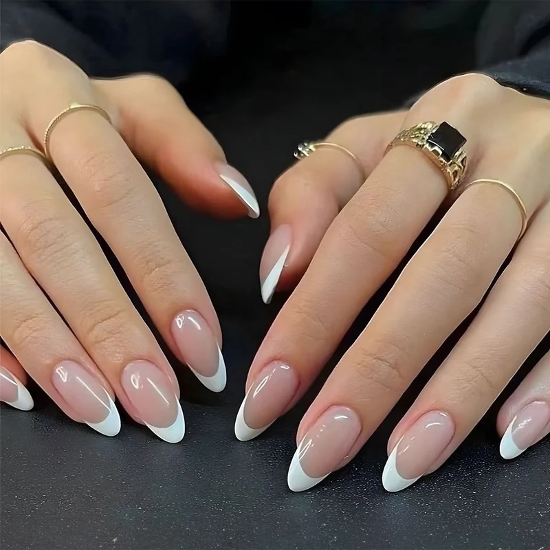 Kunstnagelset mit luxuriösem Farbverlauf und elegantem Spitzenakzent Karnz