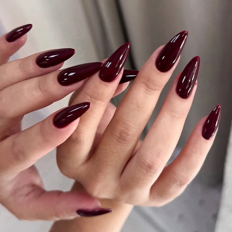 Kunstnagelset mit luxuriösem Farbverlauf und elegantem Spitzenakzent Karnz