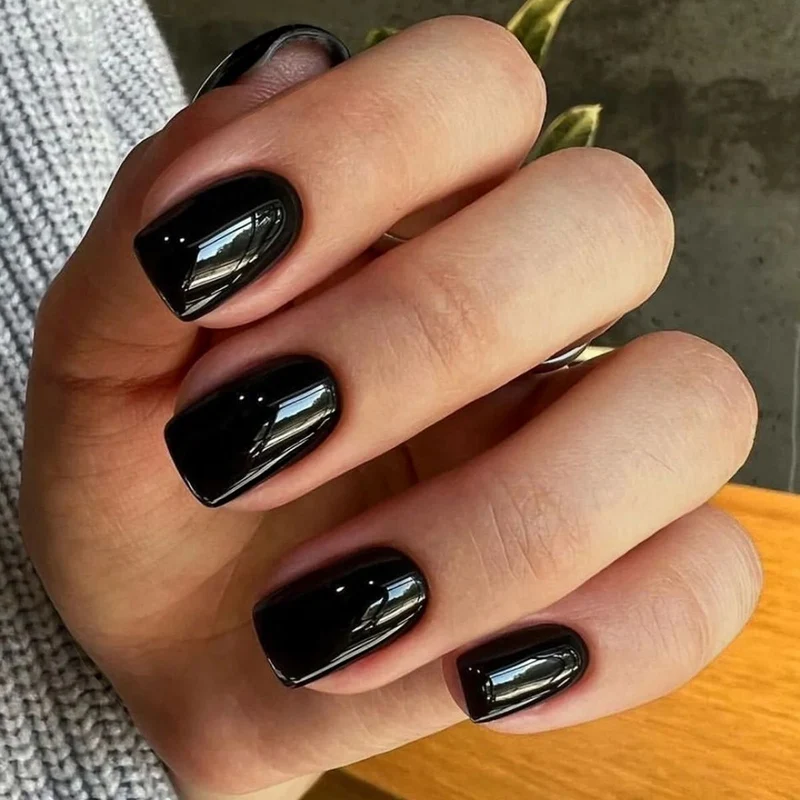 Kunstnagelset mit luxuriösem Farbverlauf und elegantem Spitzenakzent Karnz