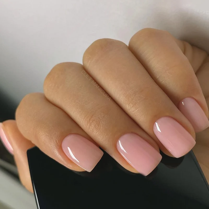 Kunstnagelset mit luxuriösem Farbverlauf und elegantem Spitzenakzent Karnz