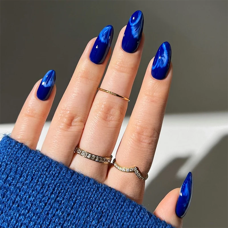 Kunstnagelset mit luxuriösem Farbverlauf und elegantem Spitzenakzent Karnz