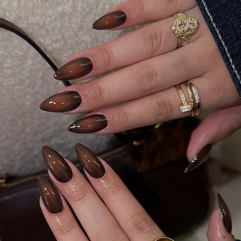 Kunstnagelset mit luxuriösem Farbverlauf und elegantem Spitzenakzent Karnz