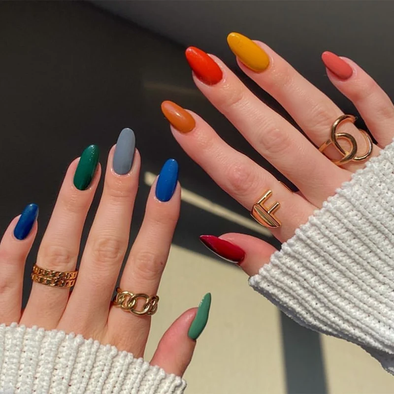 Kunstnagelset mit luxuriösem Farbverlauf und elegantem Spitzenakzent Karnz