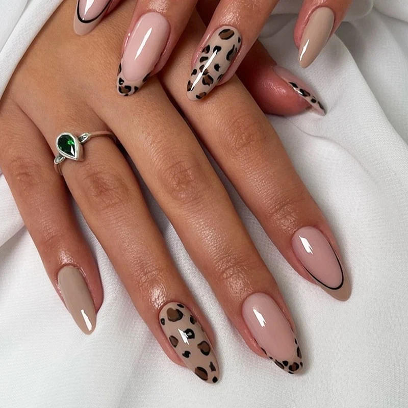 Kunstnagelset mit Leopardenmuster und Glitzerverzierungen Karnz