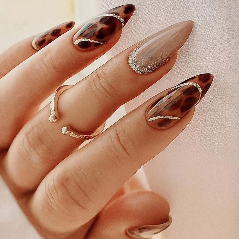 Kunstnagelset mit Leopardenmuster und Glitzerverzierungen Karnz