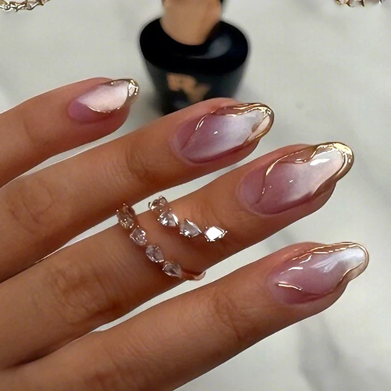 Kunstnagelset mit Leopardenmuster und Glitzerverzierungen Karnz