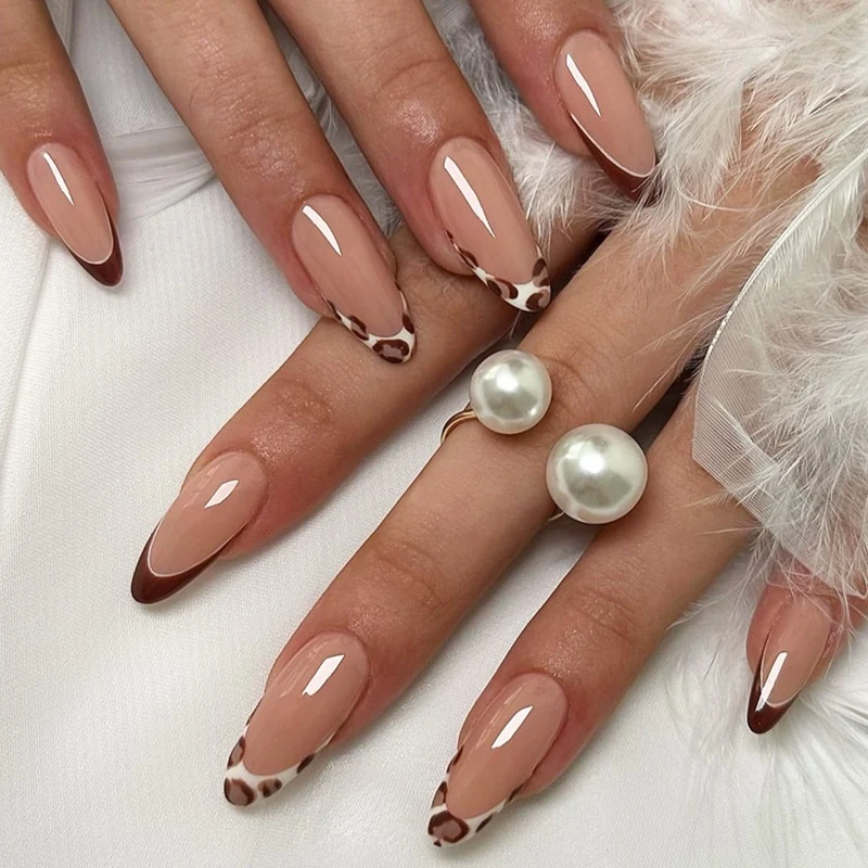 Kunstnagelset mit Leopardenmuster und Glitzerverzierungen Karnz
