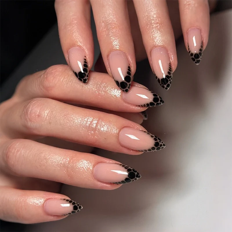Kunstnagelset mit Leopardenmuster und Glitzerverzierungen Karnz