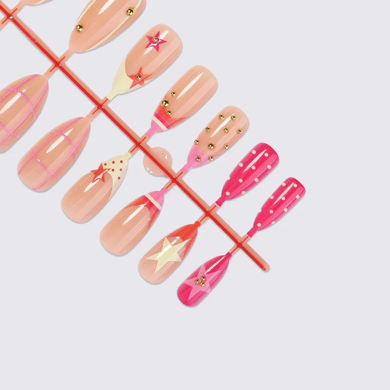 Kunstnagelset mit kreativen geometrischen Mustern und glitzernden Akzenten Karnz