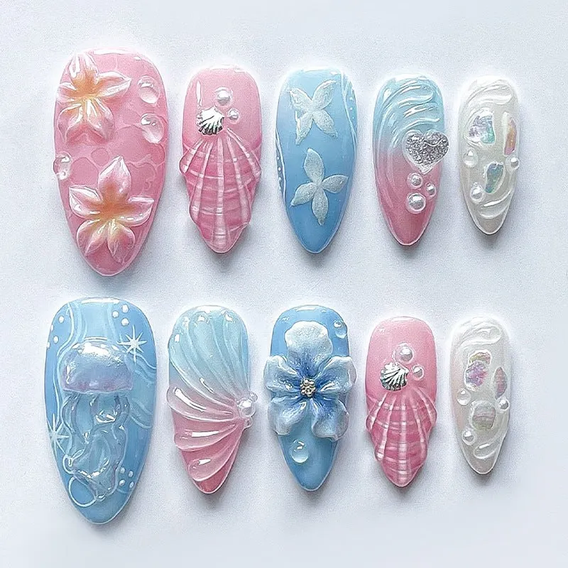 Kunstnagelset mit kreativen floralem und glitzernden Akzenten Karnz