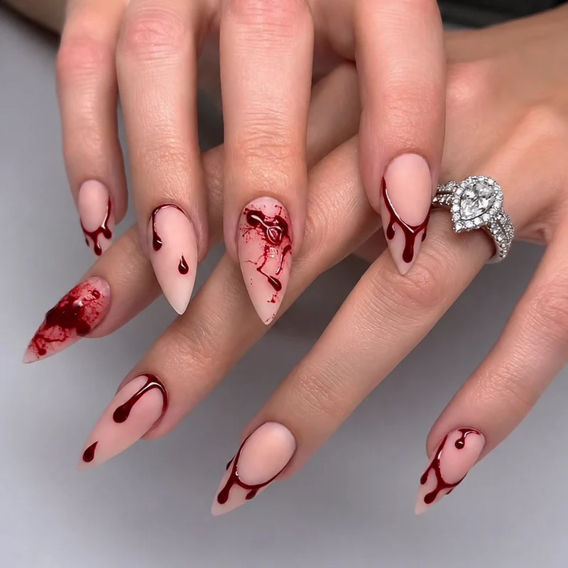 Kunstnagelset mit kreativen Blutfleck-Designs Karnz