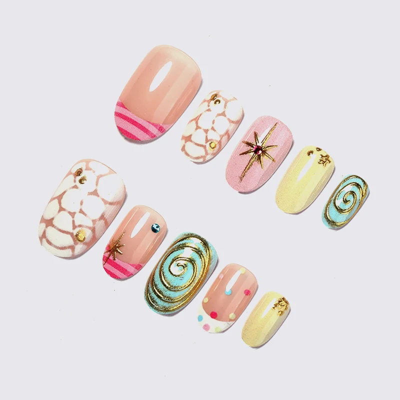 Kunstnagelset mit kreativen abstrakten Designs und Glitzerakzenten Karnz