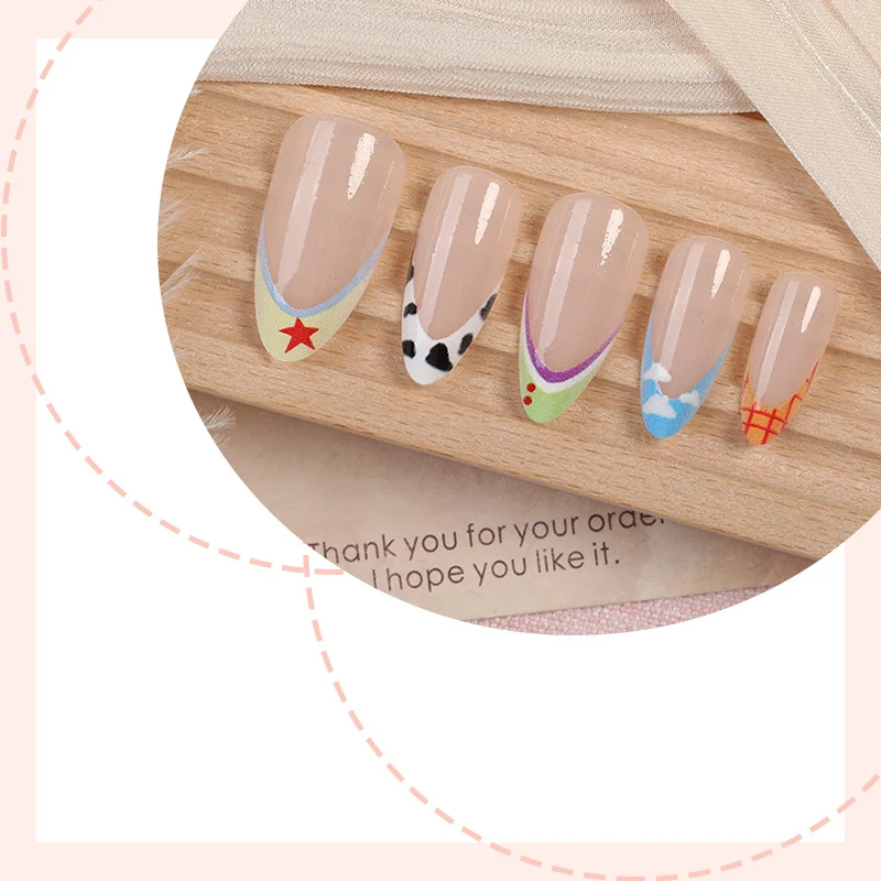 Kunstnagelset mit individuellen Designs und verschiedenen Farbakzenten Karnz