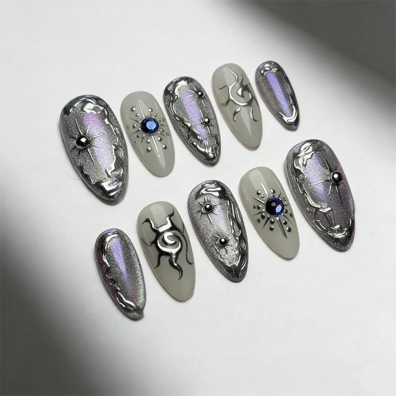 Kunstnagelset mit holografischen Akzenten und eleganten Verzierungen Karnz
