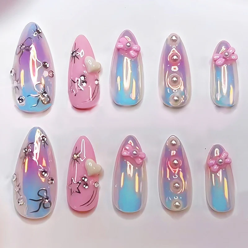 Kunstnagelset mit holografischem Glanz und zarten Akzenten Karnz