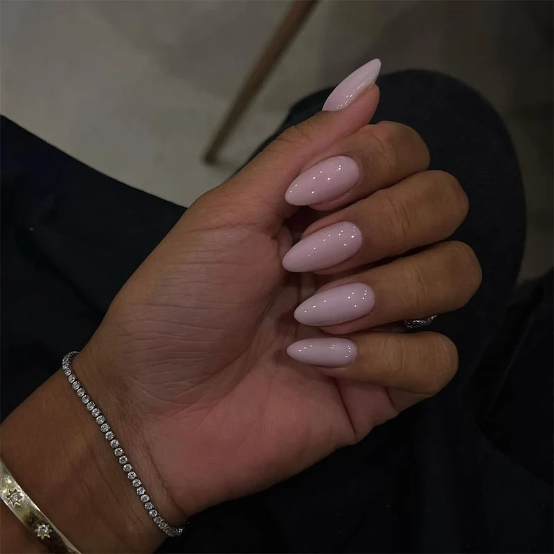 Kunstnagelset mit Hochglanz-Finish und schimmernden Verzierungen Karnz