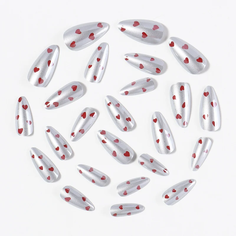 Kunstnagelset mit herzförmigem Design Karnz