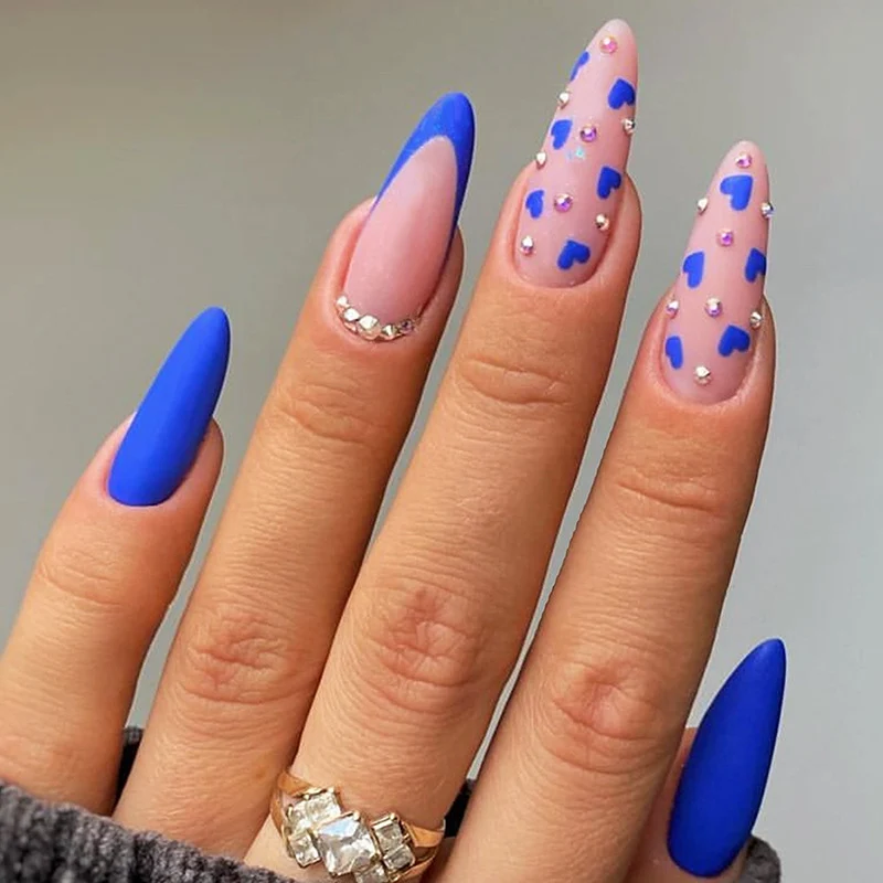 Kunstnagelset mit Herz-Design und Glitzer-Akzenten Karnz