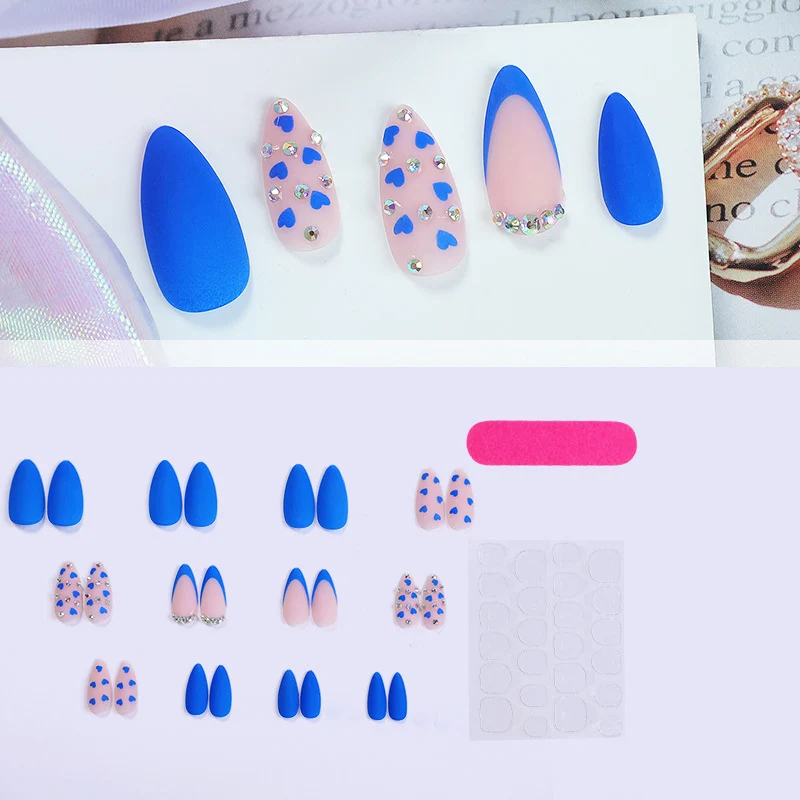 Kunstnagelset mit Herz-Design und Glitzer-Akzenten Karnz