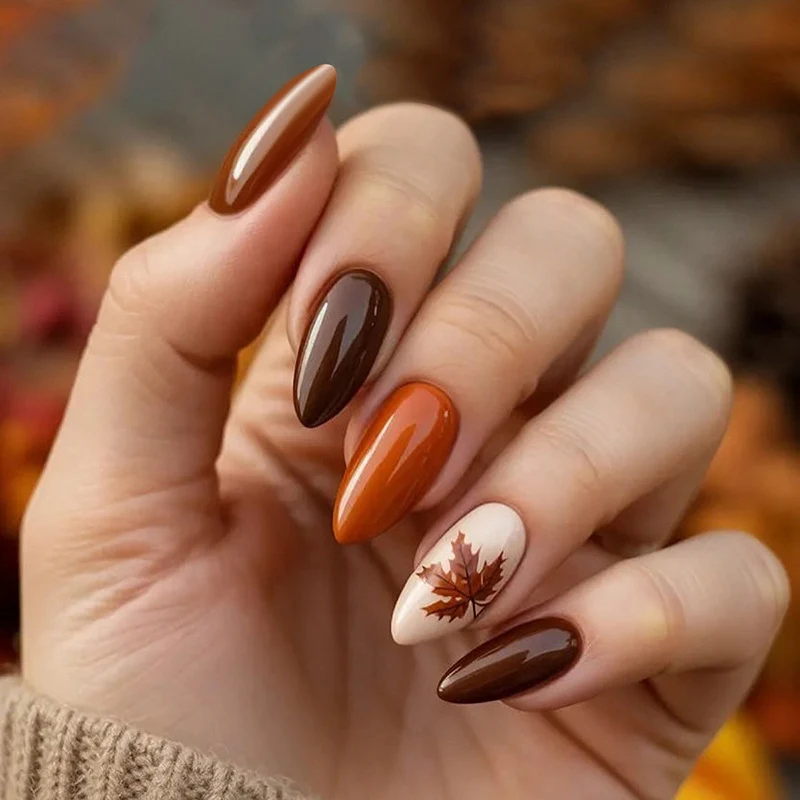 Kunstnagelset mit herbstlichen Blattmotiven Karnz