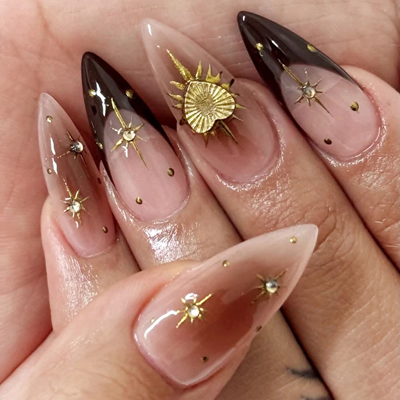 Kunstnagelset mit handgefertigten floralen und glamourösen Verzierungen Karnz
