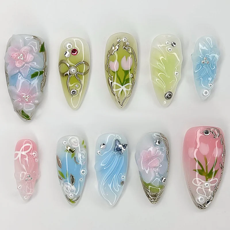 Kunstnagelset mit handgefertigten floralen Designs und Glitzerakzenten Karnz