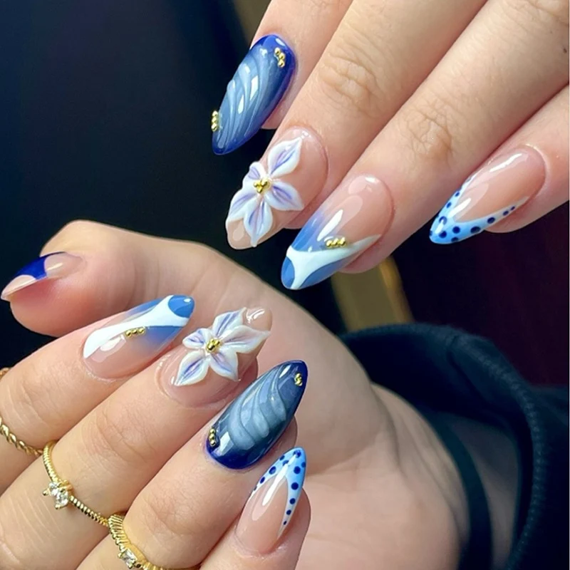Kunstnagelset mit handgefertigten blumigen Motiven und elegantem Glitzer Karnz
