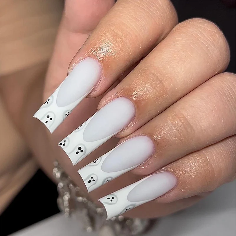 Kunstnagelset mit gruseligem Geisterdesign Karnz