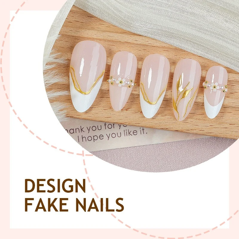 Kunstnagelset mit Goldakzenten und Blumendesigns Karnz