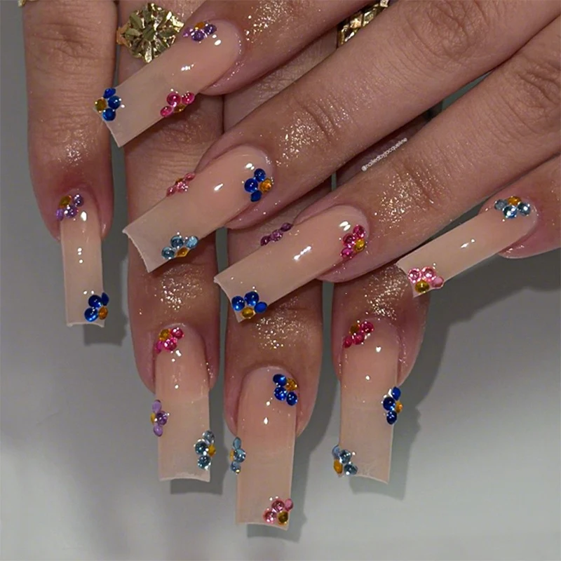 Kunstnagelset mit glitzernden Strassakzenten Karnz