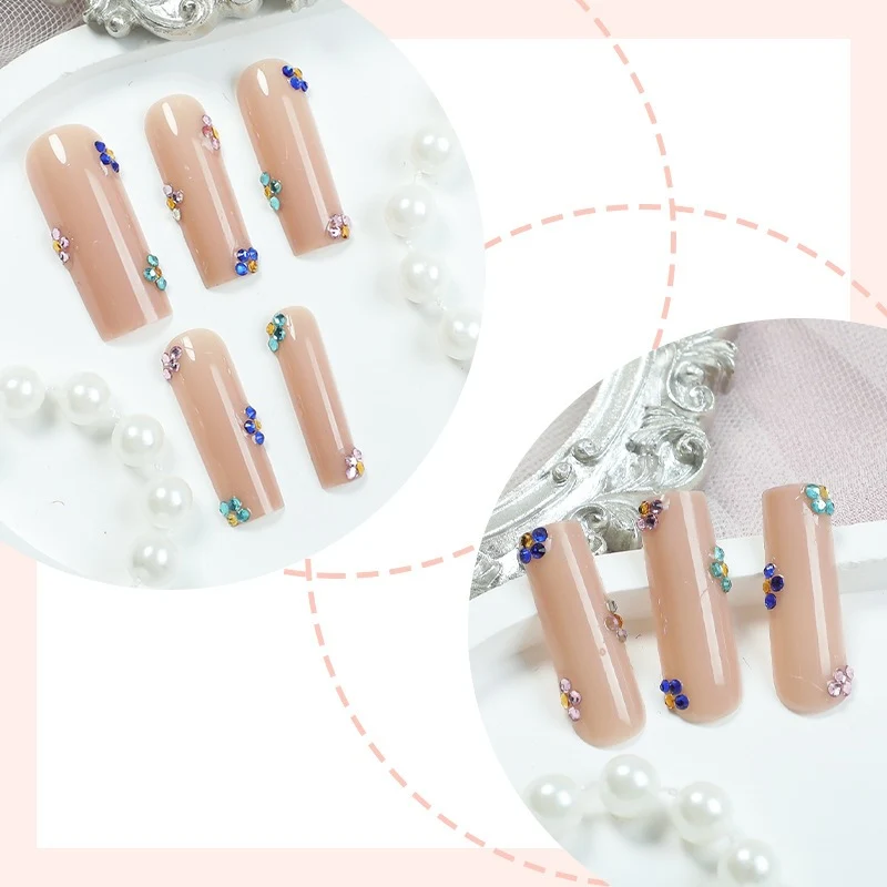 Kunstnagelset mit glitzernden Strassakzenten Karnz