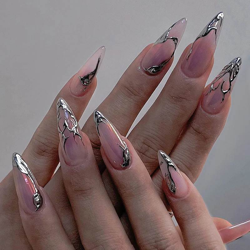 Kunstnagelset mit glitzernden Kristallverzierungen Karnz