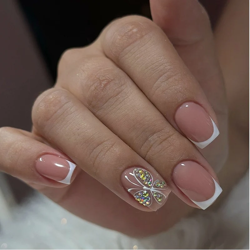 Kunstnagelset mit glitzernden Akzenten und eleganten Schleifen Karnz