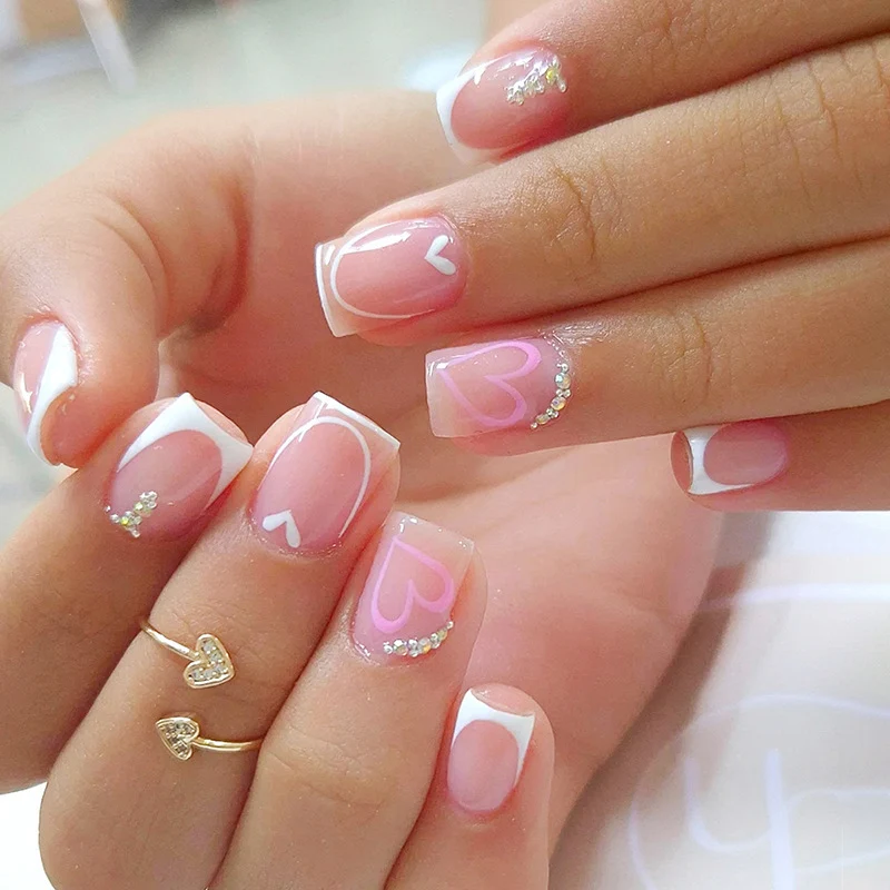 Kunstnagelset mit Glitzer- und Herzmotiven Karnz