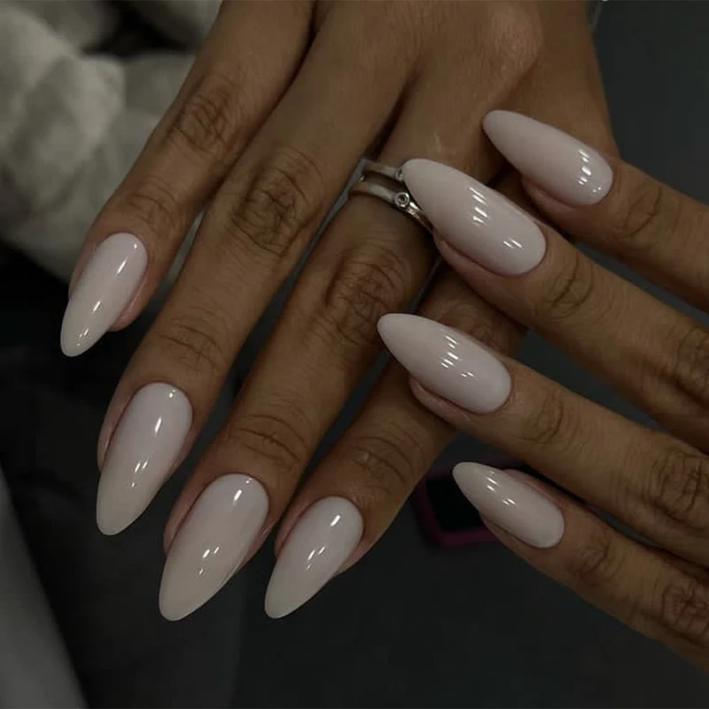 Kunstnagelset mit glänzendem Finish und eleganten Formen Karnz